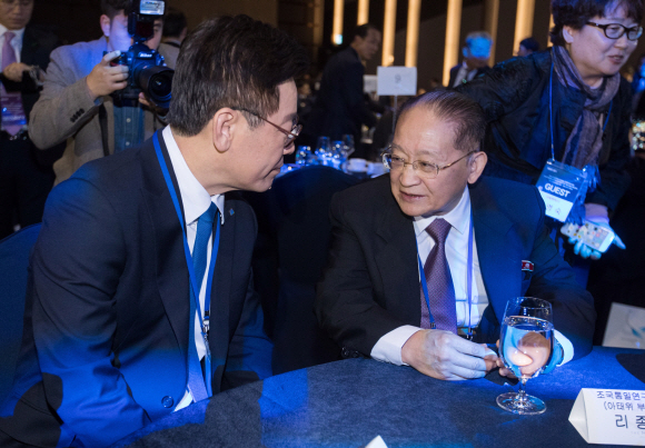 이재명 경기도지사와 리종혁 조선아시아태평양평화위원회 부위원장이 16일 오후 경기도 고양 엠블호텔에서 열리는 2018아시아태평양평화-번영을 위한 국제대회에 참석해 대화를 하고 있다. 20181116  고양=사진공동취재단