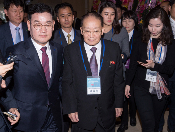 리종혁 조선아시아태평양평화위원회 부위원장이 16일 오후 경기도 고양 엠블호텔에서 열리는 2018아시아태평양평화-번영을 위한 국제대회에 행사장으로 경호를 받으며 이동하고 있다. 20181116  고양=사진공동취재단