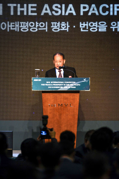 리종혁 조선아시아태평양평화위원회 부위원장이 16일 경기도 고양시 엠블호텔에서 열린 ‘2018 아시아태평양의 평화-번영을 위한 국제대회’에 참석해 답사를 하고 있다. 2018.11.16   사진공동취재단