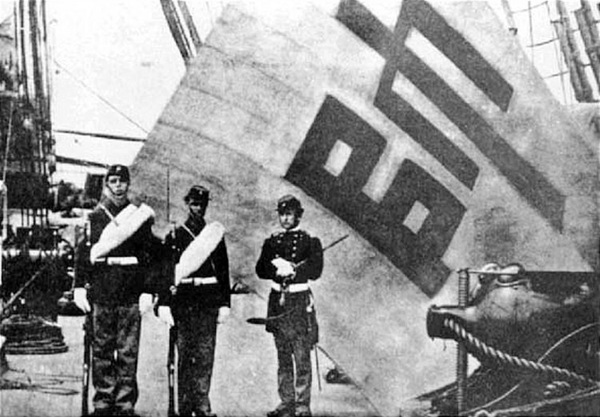 미국이 조선을 침략한 1871년 6월 신미양요 당시 미군들이 강탈한 ‘어재연 장군기’를 배경으로 찍은 기념사진. 서울신문DB