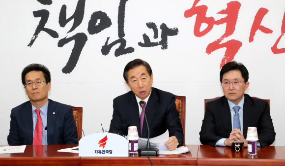 자유한국당 원내대책회의에서 발언하는 김성태 원내대표