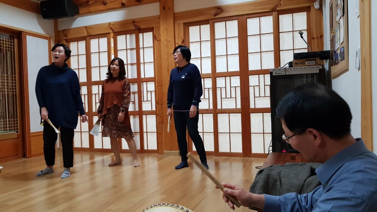 24일 발표공연을 앞두고 한창 연습 중인 함양양잠가팀