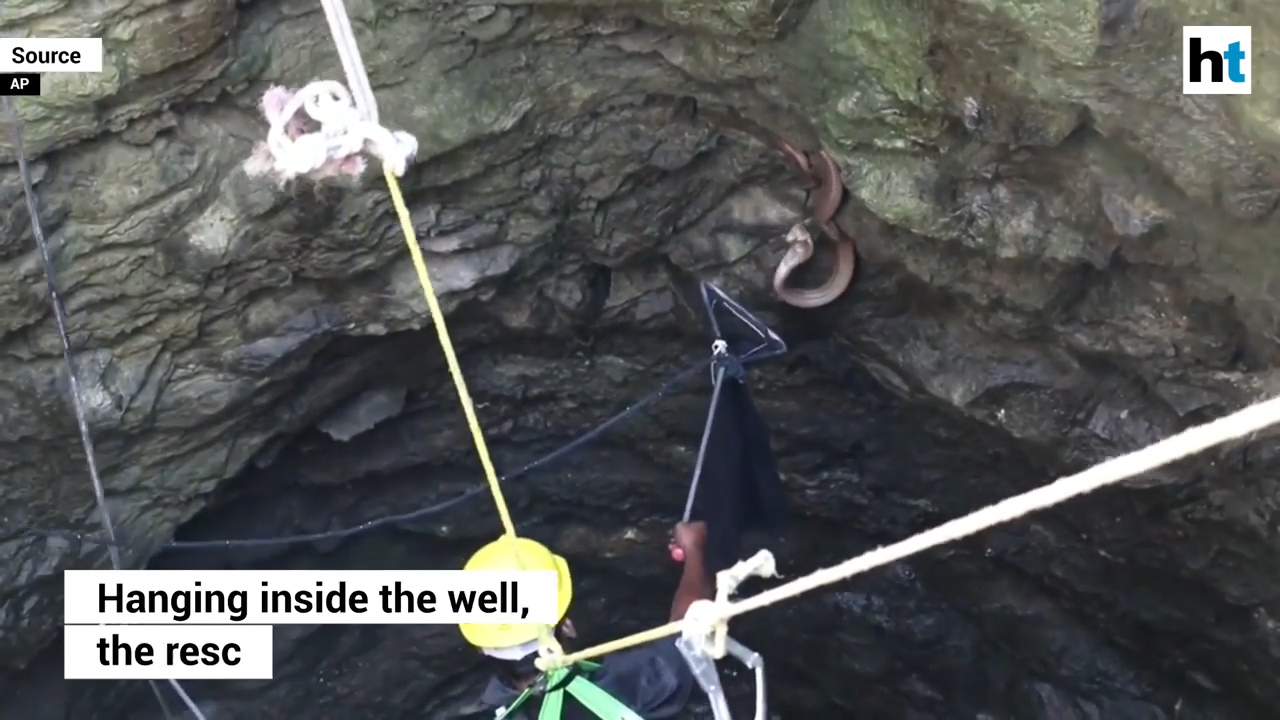 인도 뱀 전문가가 우물에 빠진 코브라를 구조해 내는 모습(유튜브 영상 캡처)