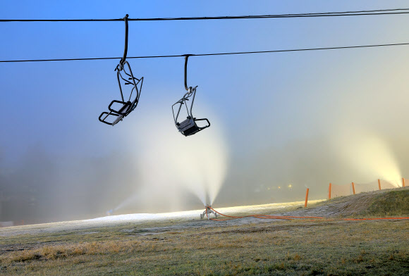 쌀쌀한 주말…스키장 개장 준비 한창