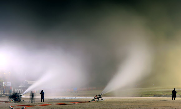 쌀쌀한 주말…스키장 개장 준비 한창