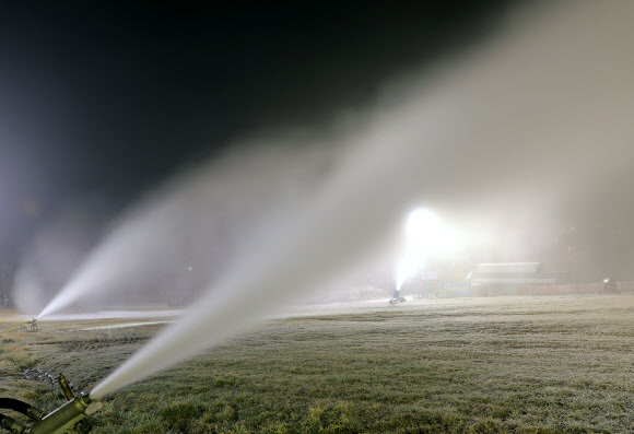‘추위야 반갑다’ 개장 준비하는 스키장