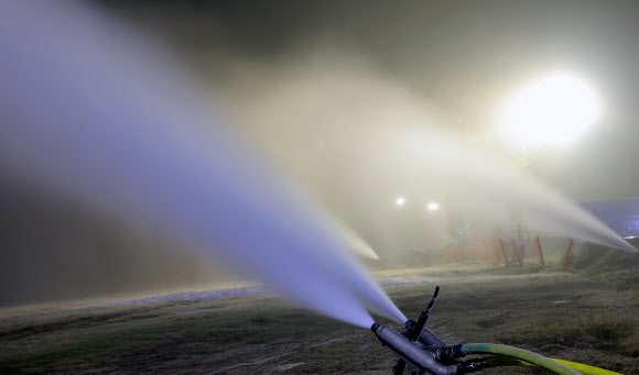 ‘추위야 반갑다’ 개장 준비하는 스키장
