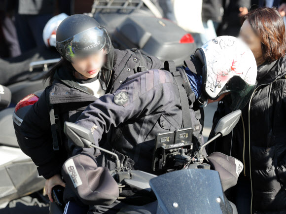 오토바이 타고 오후 논술 시험장으로 향하는 수험생들