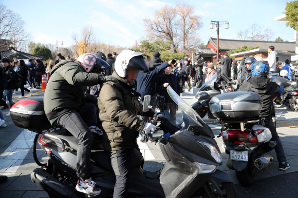 오토바이 타고 오후 논술 시험장으로...