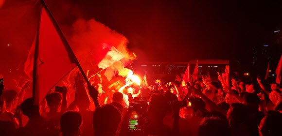 불꽃놀이로 자축하는 베트남 축구팬