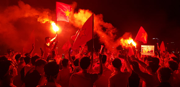 환호하는 베트남 축구팬과 박항서 감독 사진