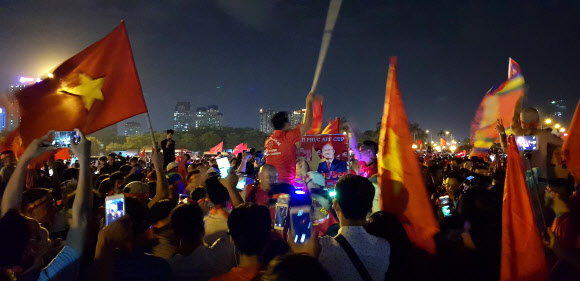 박항서 감독 사진에도 열광하는 베트남 축구팬들