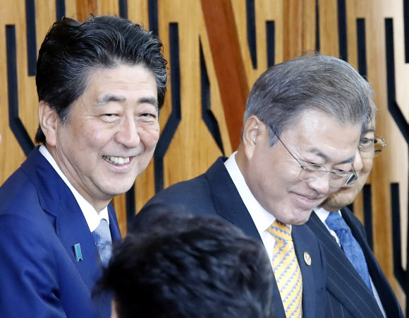 ‘ABAC과의 대화’ 참석한 문 대통령과 아베 일본 총리
