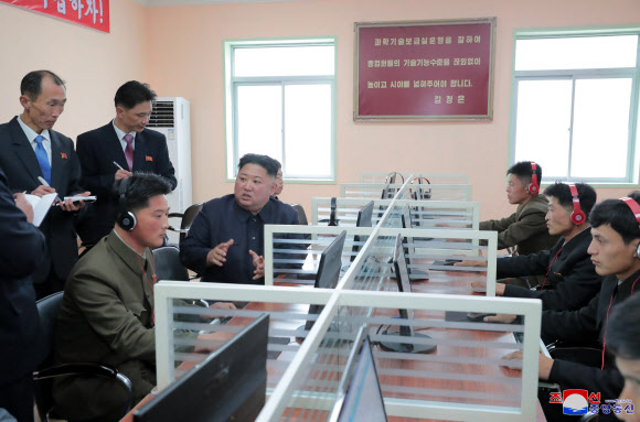유리공장 현지지도하는 김정은