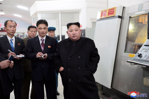 유리공장 현지지도하는 김정은