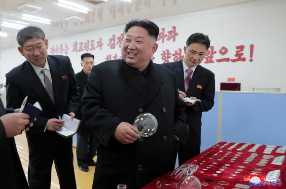 유리공장 현지지도하는 김정은