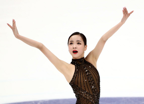 임은수가 17일(현지시간) 러시아 모스크바에서 열린 2018-2019 국제빙상경기연맹(ISU) 시니어 피겨 그랑프리 5차 대회에서 총점 185.67점으로 동메달을 획득했다. 한국 여자 피겨선수가 시니어 피겨 그랑프리 대회에서 메달을 획득한 건 2009년 김연아 이후 9년 만이다. TASS 연합뉴스