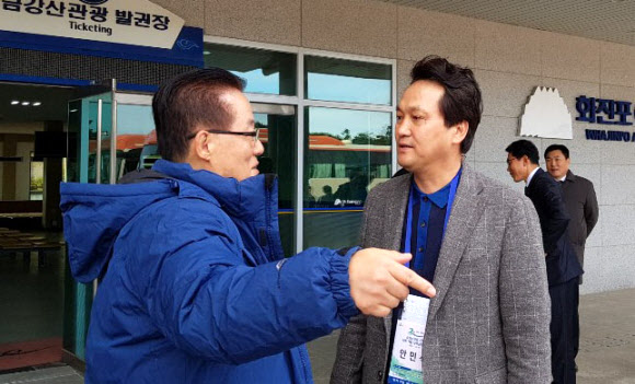 대화하는 박지원과 안민석