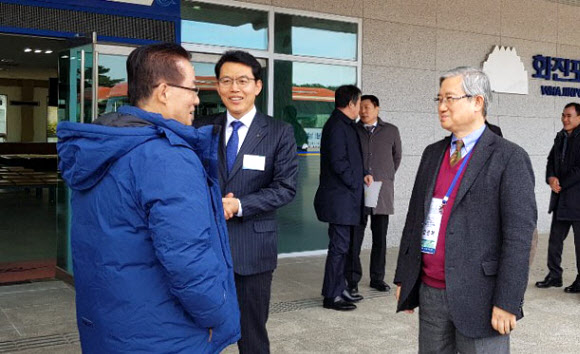 인사하는 박지원과 김성재 이사장