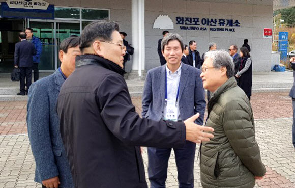 ‘금강산 20주년’ 참석하는 정연주-이인영