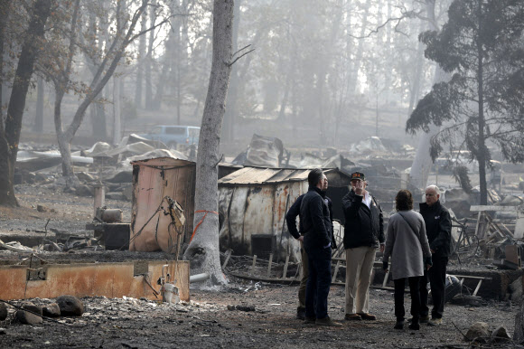 도널드 트럼프 미국 대통령이 17일(현지시간) 캘리포니아주 뷰트카운티 파라다이스 산불 피해현장을 방문했다. 지난 8일 시작된 캘리포니아 북부 산불로 지금까지 71명이 목숨을 잃고 1000여 명의 실종자가 발생한 것으로 집계됐다.  AP 연합뉴스