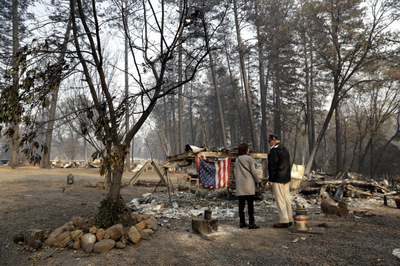 도널드 트럼프 미국 대통령이 17일(현지시간) 캘리포니아주 뷰트카운티 파라다이스 산불 피해현장을 방문했다. 지난 8일 시작된 캘리포니아 북부 산불로 지금까지 71명이 목숨을 잃고 1000여 명의 실종자가 발생한 것으로 집계됐다.  AP 연합뉴스