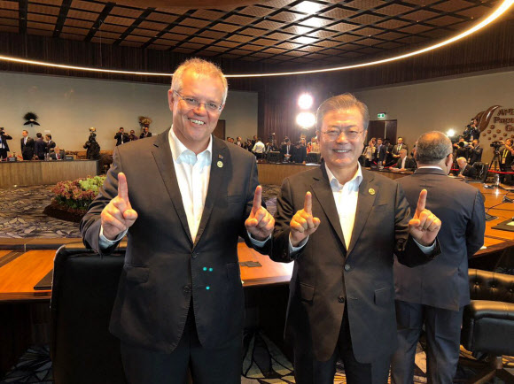 문 대통령-모리슨 호주 총리 “축구 평가전 무승부 축하”