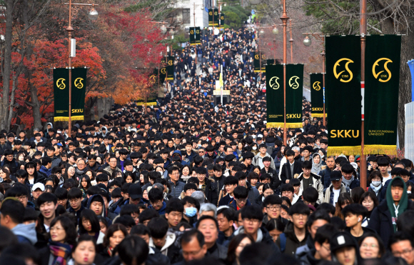 [서울포토] 논술고사 마친 수험생들