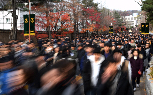 [서울포토] 논술고사 마친 수험생들
