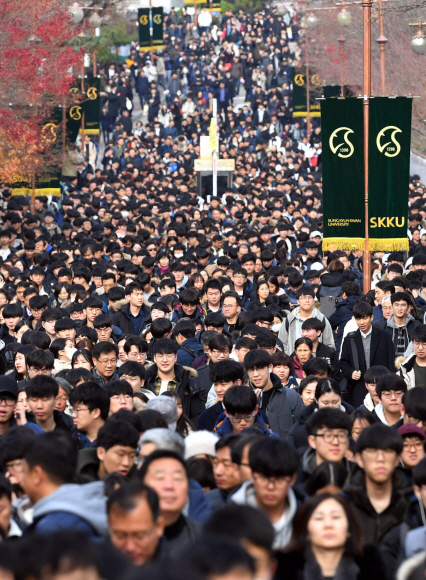 [서울포토] 논술고사 마친 수험생들