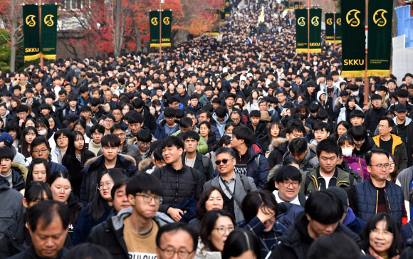 [서울포토] 논술고사 마친 수험생들