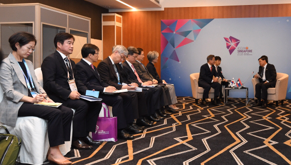 14일 오후(현지시간) 싱가포르 센텍 회의장에서 열린 한-라오스 정상회담에 참석한 김은영 외교부 국장(왼쪽 첫번째)이 문재인 대통령의 발언을 메모하고 있다. 2018. 11. 14  도준석 기자 pado@seoul.co.kr