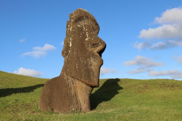 칠레 이스터섬의 모아이 석상.