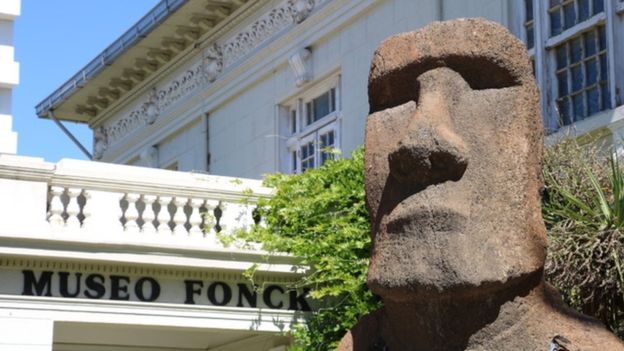 칠레 본토의 비아델마르란 도시 박물관 입구에 서 있는 모아이 석상.