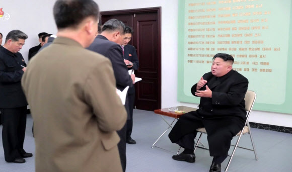 김정은, 평안북도 유리공장 시찰