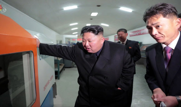 김정은, 평안북도 유리공장 시찰