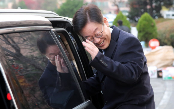 ‘친형 강제입원’ 의혹 등 자신을 향한 혐의에 이어, 아내 김혜경 씨까지 ‘혜경궁 김씨’ 관련 혐의로 검찰에 기소의견 송치가 결정돼 위기를 맞고 있는 이재명 경기도지사가 19일 오전 입장표명을 위해 경기도 성남시 분당구 자택을 나와 경기도청 집무실로 향하고 있다. 2018.11.19  연합뉴스