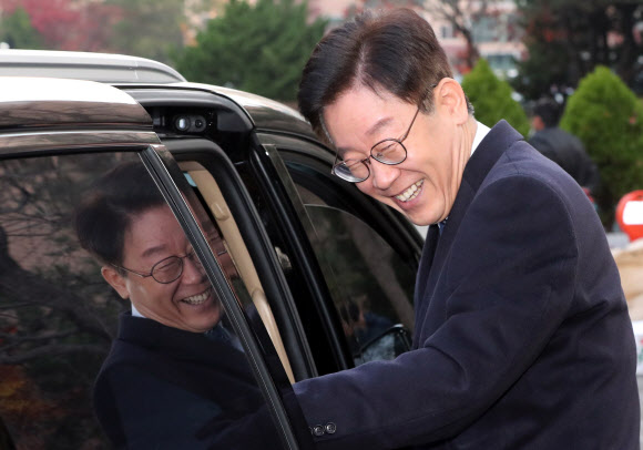 ‘친형 강제입원’ 의혹 등 자신을 향한 혐의에 이어, 아내 김혜경 씨까지 ‘혜경궁 김씨’ 관련 혐의로 검찰에 기소의견 송치가 결정돼 위기를 맞고 있는 이재명 경기도지사가 19일 오전 입장표명을 위해 경기도 성남시 분당구 자택을 나와 경기도청 집무실로 향하고 있다. 2018.11.19  연합뉴스