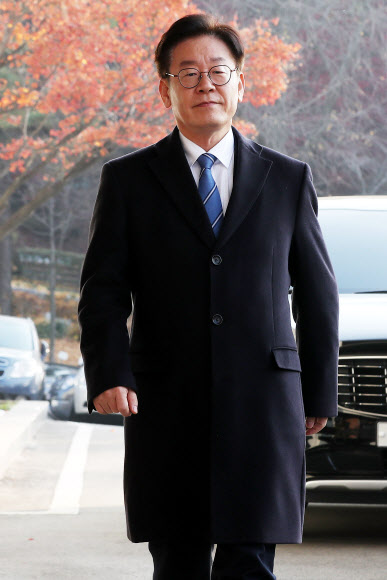 이재명 경기도지사가 19일 오전 경기도 수원시 경기도청으로 출근하며 이른바 ‘혜경궁 김씨(@08__hkkim)’ 트위터 계정 소유주는 이 지사의 부인 김혜경 씨라는 수사결과 관련 입장을 밝히기 위해 차에서 내려 이동하고 있다. 경기남부지방경찰청 사이버수사대는 공직선거법 위반(허위사실 공표) 및 명예훼손 등 혐의로 입건된 김씨를 이날 오전 기소의견으로 검찰에 송치한다. 2018.11.19  연합뉴스