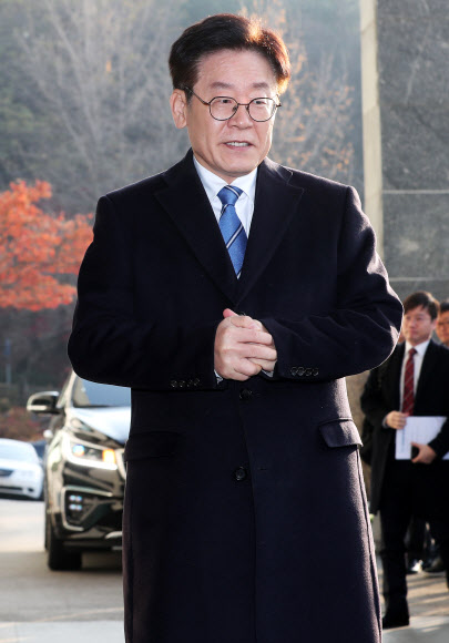 이재명 경기도지사가 19일 오전 경기도 수원시 경기도청으로 출근하며 이른바 ‘혜경궁 김씨(@08__hkkim)’ 트위터 계정 소유주는 이 지사의 부인 김혜경 씨라는 수사결과 관련 입장을 밝히기 위해 차에서 내려 이동하고 있다. 경기남부지방경찰청 사이버수사대는 공직선거법 위반(허위사실 공표) 및 명예훼손 등 혐의로 입건된 김씨를 이날 오전 기소의견으로 검찰에 송치한다. 2018.11.19  연합뉴스