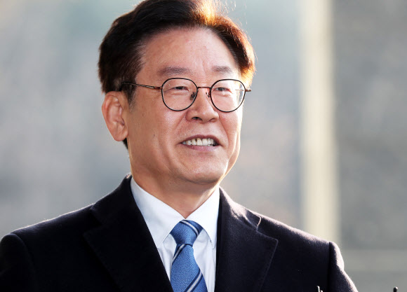 이재명 경기도지사가 19일 오전 경기도 수원시 경기도청으로 출근하며 이른바 ‘혜경궁 김씨(@08__hkkim)’ 트위터 계정 소유주는 이 지사의 부인 김혜경 씨라는 수사결과 관련 입장을 밝힌 후 취재진 질문에 답하며 미소를 짓고 있다. 경기남부지방경찰청 사이버수사대는 공직선거법 위반(허위사실 공표) 및 명예훼손 등 혐의로 입건된 김씨를 이날 오전 기소의견으로 검찰에 송치한다. 2018.11.19  연합뉴스
