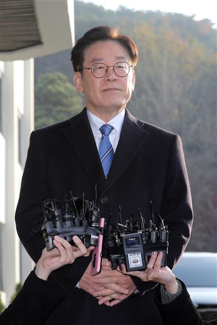 이재명 경기도지사가 19일 오전 경기도 수원시 경기도청으로 출근하며 ‘혜경궁 김씨’ 트위터 계정(@08__hkkim) 소유주는 이 지사의 부인 김혜경 씨라는 수사 결과 관련 입장 발표를 하고 있다. 경기남부지방경찰청 사이버수사대는 공직선거법 위반(허위사실 공표) 등 혐의로 입건된 김 씨를 이날 오전  기소 의견으로 수원지방겅찰청으로 송치하겠다고 밝혔다. 2018.11.19 뉴스1