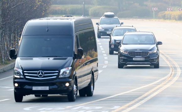 삼성그룹 창업주인 호암 이병철 선대 회장의 31주기 추모식이 열린 19일 오전 CJ그룹 이재현 회장 일행을 태운 차량이 경기도 용인시 호암미술관 인근 선영으로 들어서고 있다. 삼성전자 이재용 부회장은 지난 주말 선영을 방문해 이날 행사에는 참석하지 않았다. 2018.11.19  연합뉴스