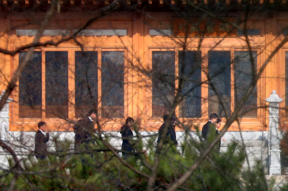 19일 오전 경기도 용인시 호암미술관 인근 선영에서 열린 삼성그룹 창업주 호암 이병철 선대 회장의 31주기 추모식에서 행사를 마친 CJ그룹 이재현 회장(오른쪽)과 그 일행이 행사를 마친 뒤 주차장으로 향하고 있다. 삼성전자 이재용 부회장은 지난 주말 선영을 방문해 이날 행사에는 참석하지 않았다. 2018.11.19  연합뉴스