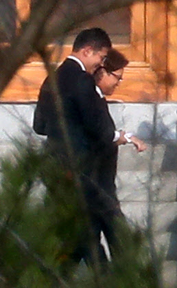 19일 오전 경기도 용인시 호암미술관 인근 선영에서 열린 삼성그룹 창업주 호암 이병철 선대 회장의 31주기 추모식에서 행사를 마친 CJ그룹 이재현 회장(오른쪽)이 부축을 받으며 일행과 함께 주차장으로 향하고 있다. 삼성전자 이재용 부회장은 지난 주말 선영을 방문해 이날 행사에는 참석하지 않았다. 2018.11.19  연합뉴스