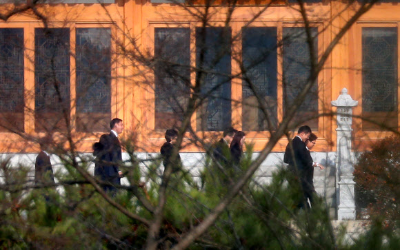 19일 오전 경기도 용인시 호암미술관 인근 선영에서 열린 삼성그룹 창업주 호암 이병철 선대 회장의 31주기 추모식에서 행사를 마친 CJ그룹 이재현 회장(오른쪽)이 부축을 받으며 일행과 함께 주차장으로 향하고 있다. 삼성전자 이재용 부회장은 지난 주말 선영을 방문해 이날 행사에는 참석하지 않았다. 2018.11.19  연합뉴스