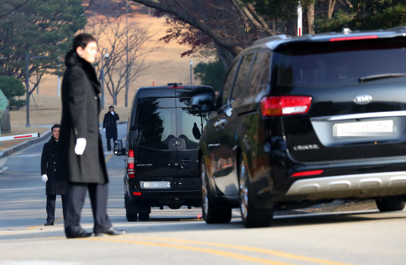 삼성그룹 창업주인 호암 이병철 선대 회장의 31주기 추모식이 열린 19일 오전 CJ그룹 이재현 회장 일행을 태운 차량이 경기도 용인시 호암미술관 인근 선영으로 들어서고 있다. 삼성전자 이재용 부회장은 지난 주말 선영을 방문해 이날 행사에는 참석하지 않았다. 2018.11.19  연합뉴스