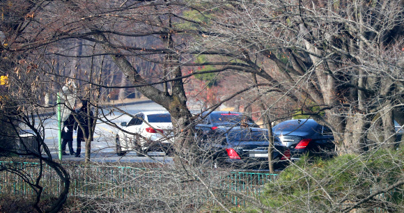 삼성그룹 창업주인 호암 이병철 선대 회장의 31주기 추모식이 열린 19일 오전 사장단을 태운 차량이 경기도 용인시 호암미술관 인근 선영으로 들어서고 있다. 삼성전자 이재용 부회장은 지난주 선영을 방문해 이날 행사에는 참석하지 않았다. 2018.11.19  연합뉴스