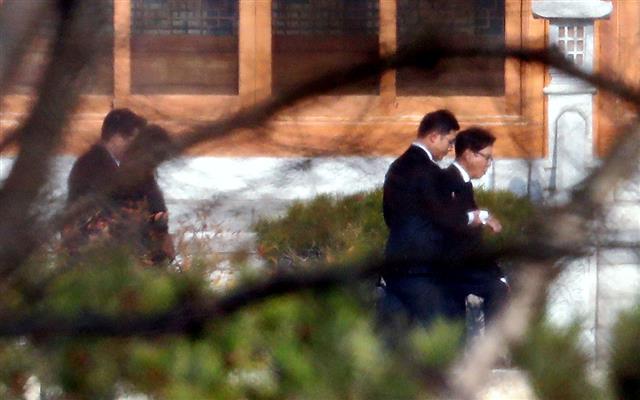 이재현 CJ그룹 회장 등이 19일 오전 경기도 용인시 호암미술관 인근 선영 이병철 삼성 창업주 31주기 추도식에 참석 후 이동하고 있다.  한편 삼성 측은 이재용 삼성전자 부회장이 지난 주말 선영을 다녀갔다며 이날 참석하지 않았다고 밝혔다. 2018.11.19 뉴스1