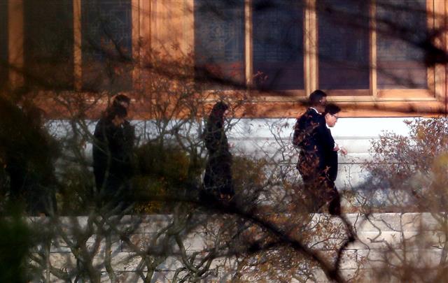 이재현 CJ그룹 회장 등이 19일 오전 경기도 용인시 호암미술관 인근 선영 이병철 삼성 창업주 31주기 추도식에 참석 후 이동하고 있다.  삼성 측은 이재용 삼성전자 부회장이 지난 주말 선영을 다녀갔다며 이날 참석하지 않았다고 밝혔다. 2018.11.19 뉴스1